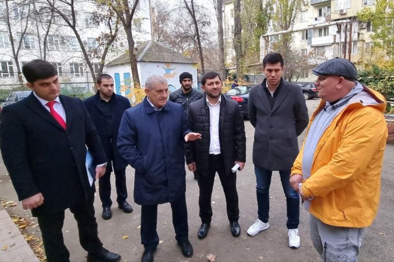 Ризван Газимагомедов осмотрел школы и детские сады, в которых проходит капремонт
