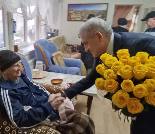 Ризван Газимагомедов поздравил ветерана со 102-м днем рождения