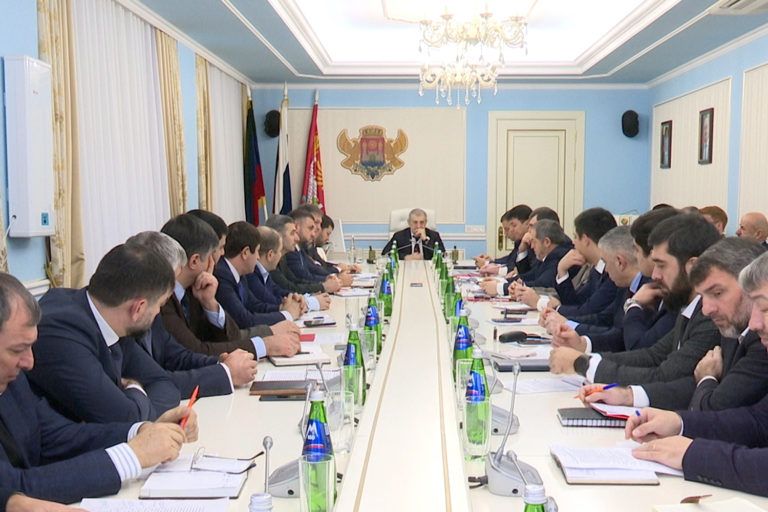 Ризван Газимагомедов поручил усилить работу по реагированию на обращения горожан