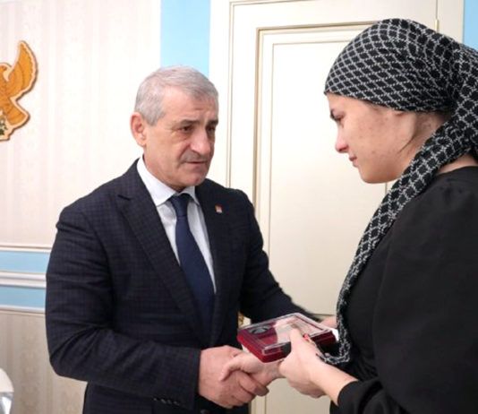 Ризван Газимагомедов вручил награды родственникам военнослужащих, погибших в СВО