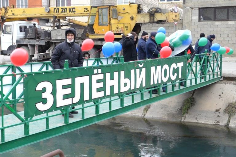 В Махачкале установили пешеходный мост