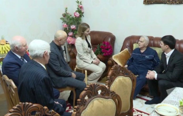 Заместители мэра Махачкалы поздравили ветерана Ильяса Казиханова с 99-летием