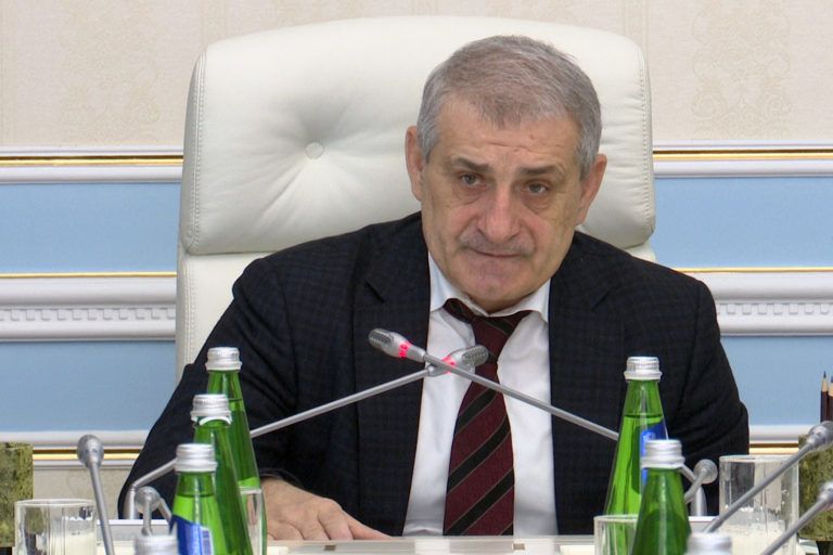 Более 50 нестационарных торговых объектов вывезли из парков и скверов