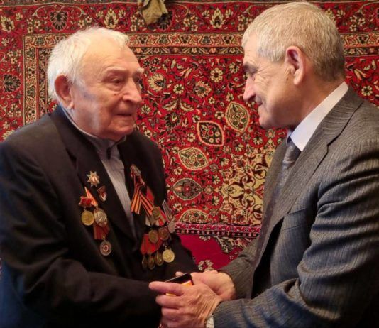 И.о. мэра Махачкалы посетил ветерана Юрия Петрухина