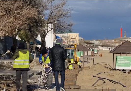 Исполняющий обязанности мэра Махачкалы осмотрел ход реконструкции городского пляжа