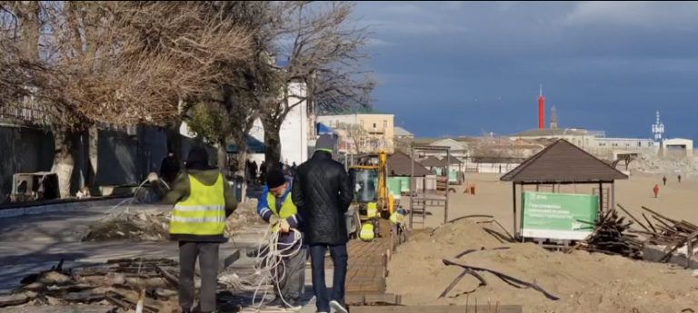 Исполняющий обязанности мэра Махачкалы осмотрел ход реконструкции городского пляжа