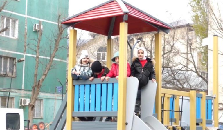 В Махачкале открыли две благоустроенные дворовые территории