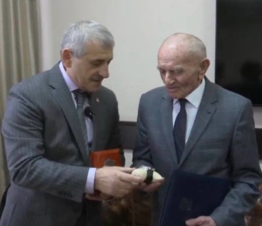 И.о. мэра Махачкалы вручил почетному председателю профсоюза медиков Дагестана на 90-летие именные часы