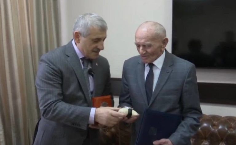 И.о. мэра Махачкалы вручил почетному председателю профсоюза медиков Дагестана на 90-летие именные часы