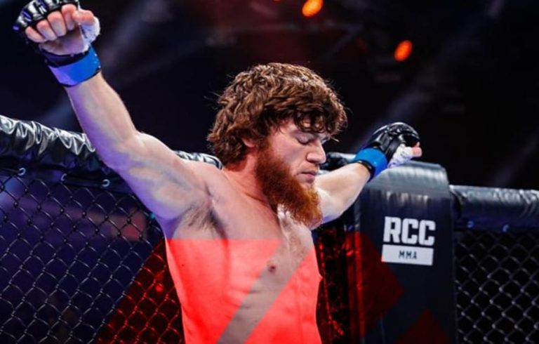 Непобежденный боец из Махачкалы подписал контракт с UFC