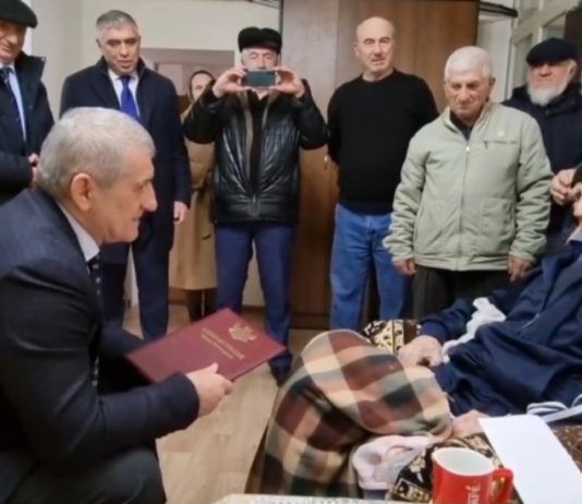 И.о. мэра Махачкалы поздравил ветерана Тагира Тагирова со 102-летием