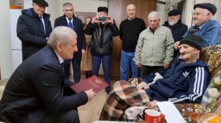 И.о. мэра Махачкалы поздравил ветерана Тагира Тагирова со 102-летием