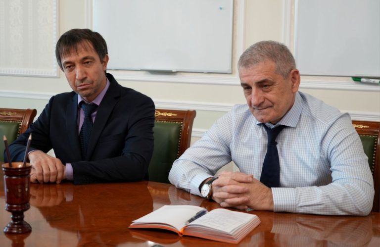 Исполняющий обязанности главы Махачкалы обсудил с депутатом Госдумы РФ вопросы образовательных учреждений