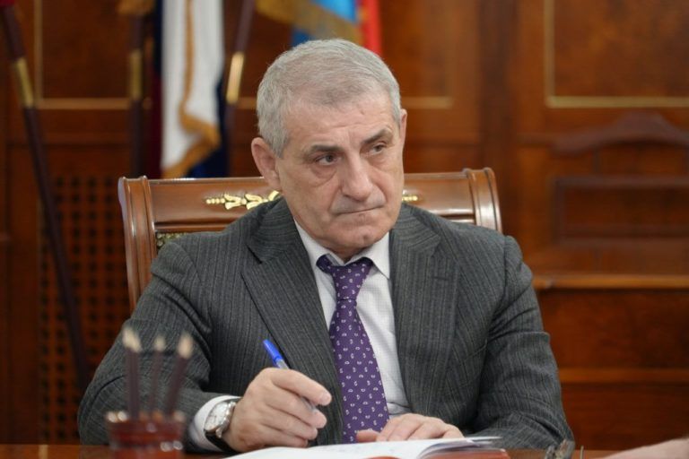 И.о. мэра Махачкалы указал на необходимость снизить цены на аттракционы на главной площади города
