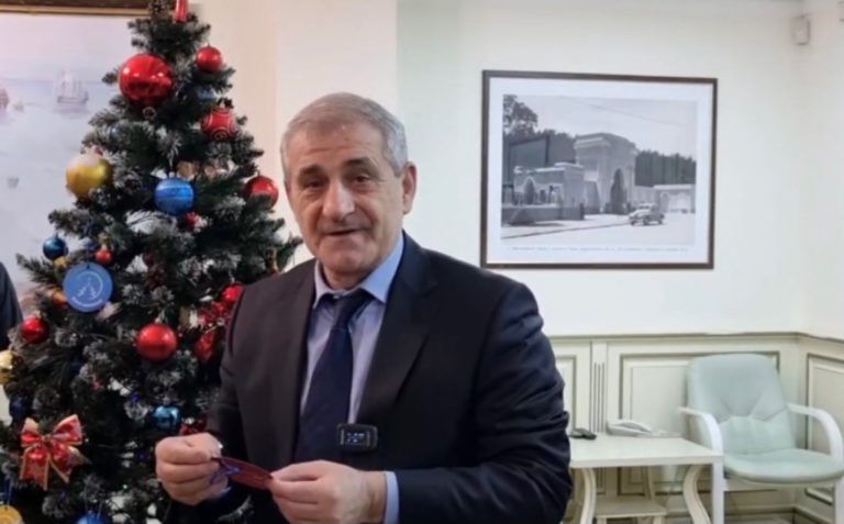 И.о. мэра Махачкалы обеспечит поездку юного горожанина и его матери в клинику за пределами Дагестана