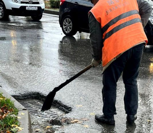 В Махачкале очищают ливнеприёмники