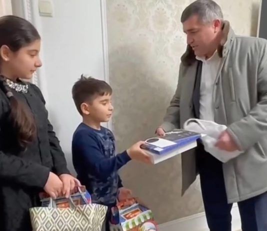 Мэрия Махачкалы передала подарки семье добровольца, погибшего в ходе СВО