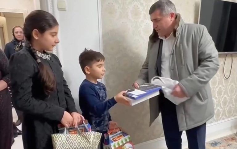 Мэрия Махачкалы передала подарки семье добровольца, погибшего в ходе СВО