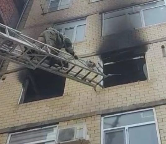 Ребенок погиб при пожаре в многоквартирном доме в Махачкале