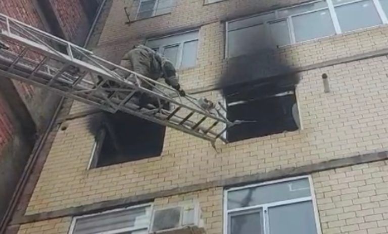 Ребенок погиб при пожаре в многоквартирном доме в Махачкале