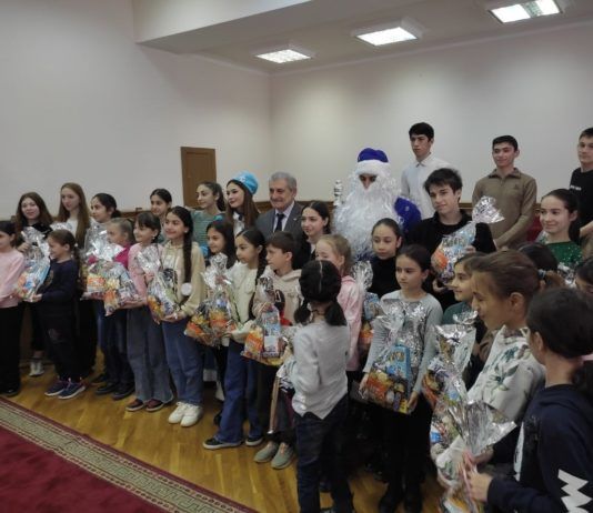 Мэрия Махачкалы вручила новогодние подарки воспитанникам детских школ искусств города