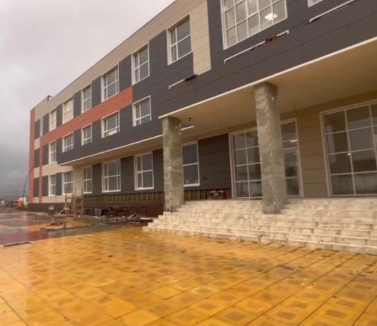 В пригороде Махачкалы близится к концу строительство школы на 1224 места с бассейнами