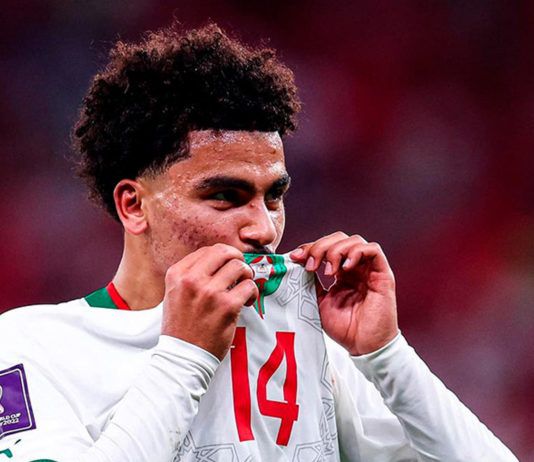 Нападающий сборной Марокко читает пятничные проповеди