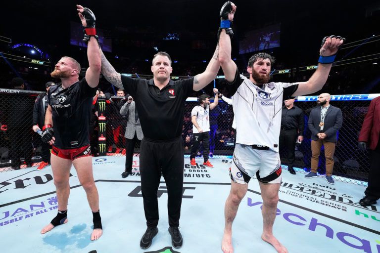 «Дайте ему чертов пояс». Звезды UFC – о скандальном бое Магомеда Анкалаева