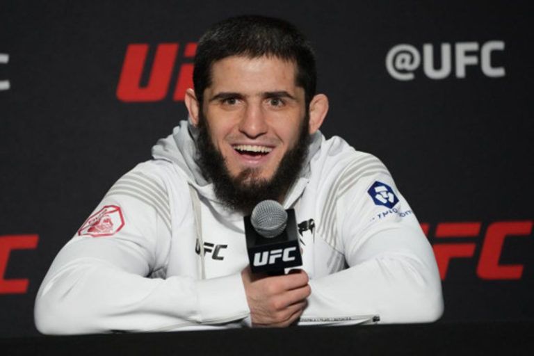 Махачев вошел в тройку лучших бойцов года в UFC