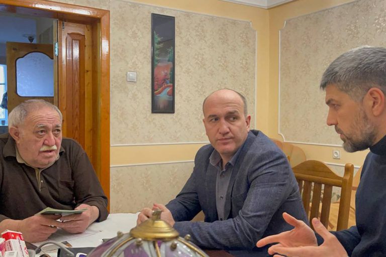 На помощь к своим избирателям!