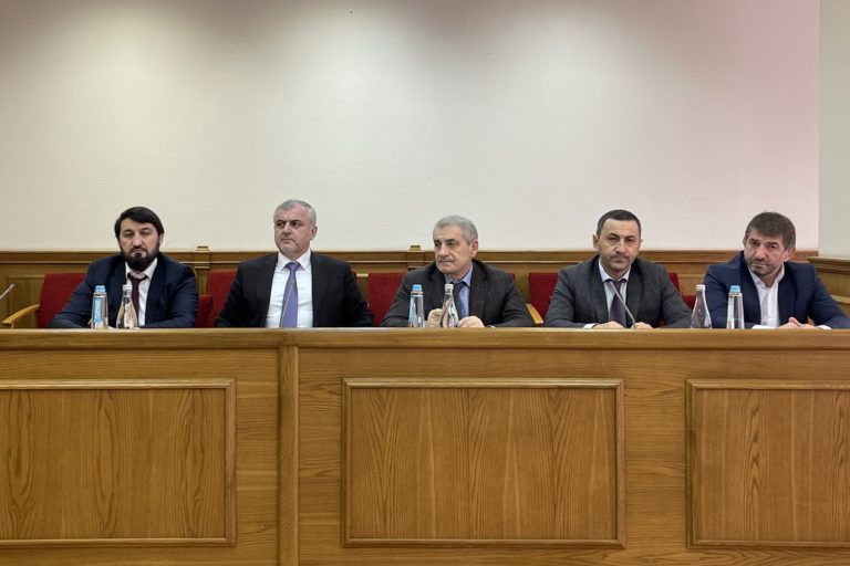 Кому и в праздники работа
