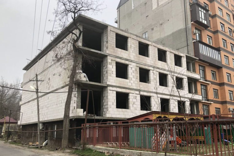 В Махачкале по решению суда снесут 4-этажное строение