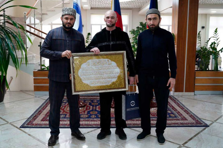 Выживший после тяжелого ранения дагестанец передал мечети свой дорогой автомобиль