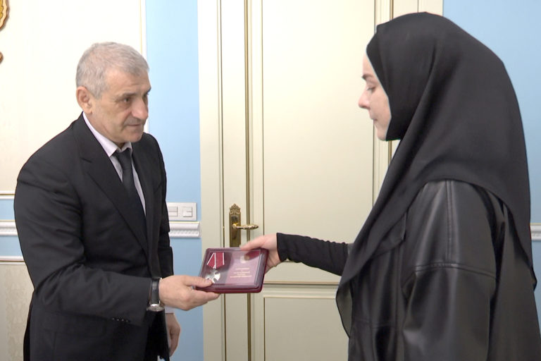 И.о. главы города вручил родным участников СВО госнаграды