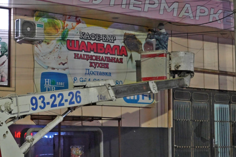В столице демонтировали незаконно установленные рекламные конструкции