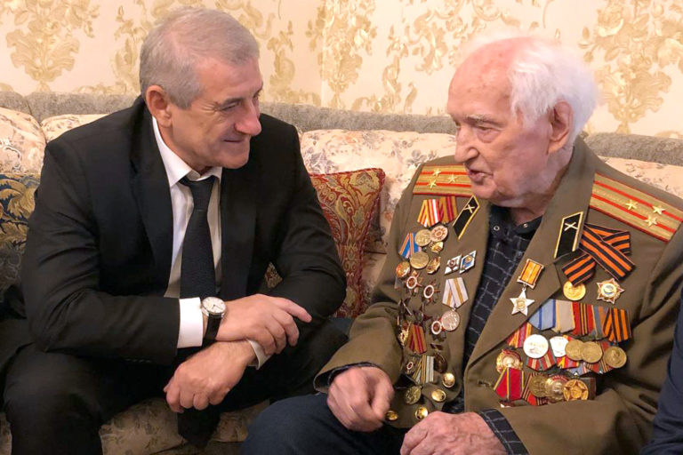 Ризван Газимагомедов поздравил ветерана войны со 100-летним юбилеем