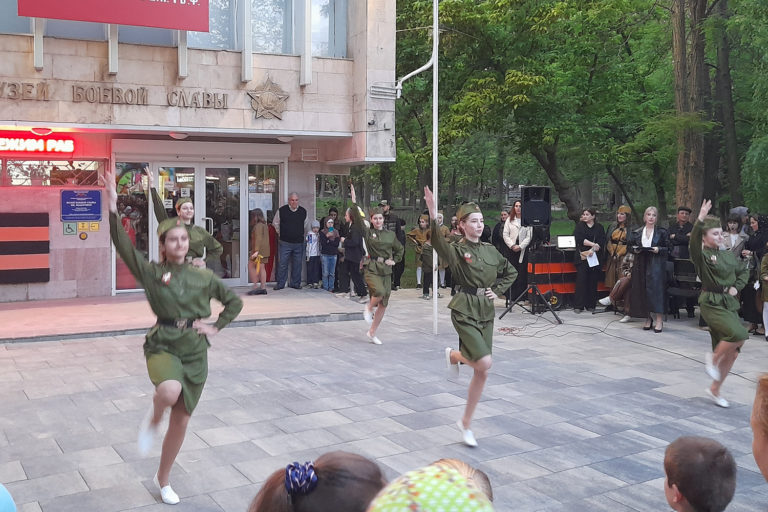 В боевом строю шагали песни