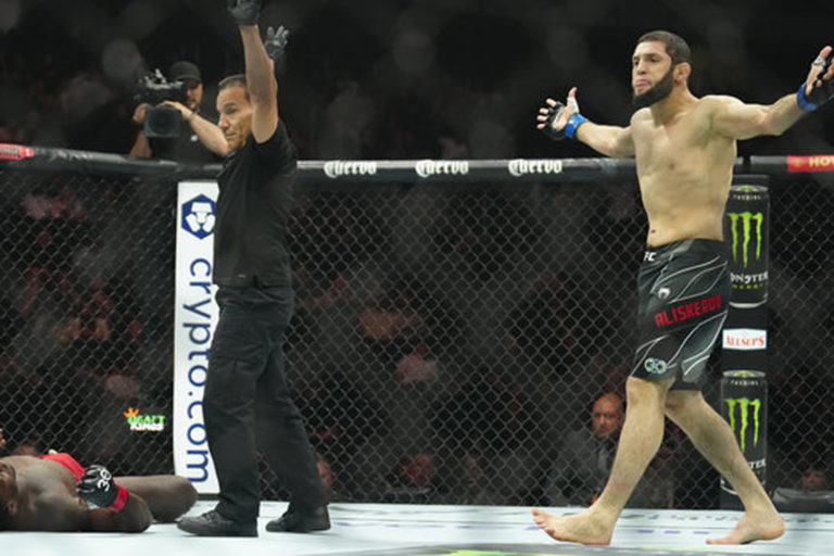 Боец из Дагестана дебютиро с победы глухим нокаутом в UFC. После боя он потребовал звезду промоушена