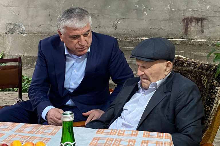 Мэр города поздравил ветерана войны с днем рождения