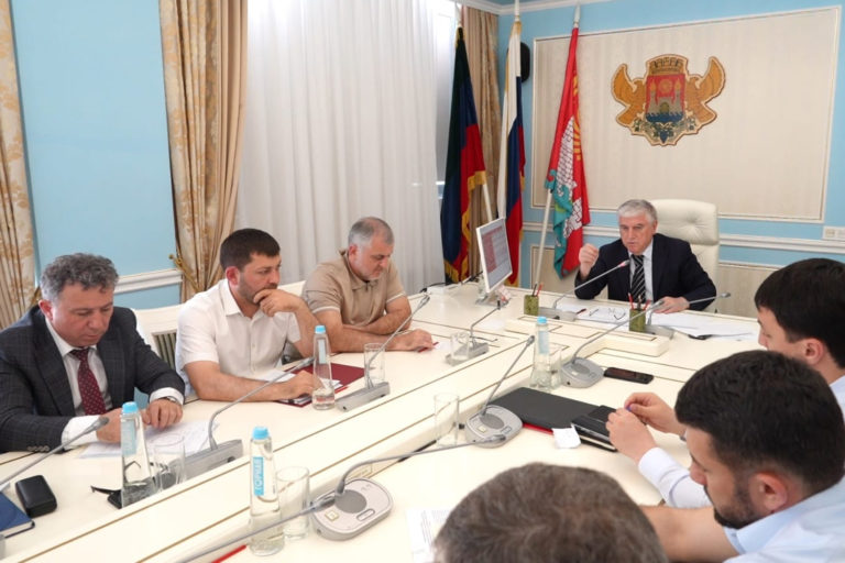 Юсуп Умавов провел первое аппаратное совещание