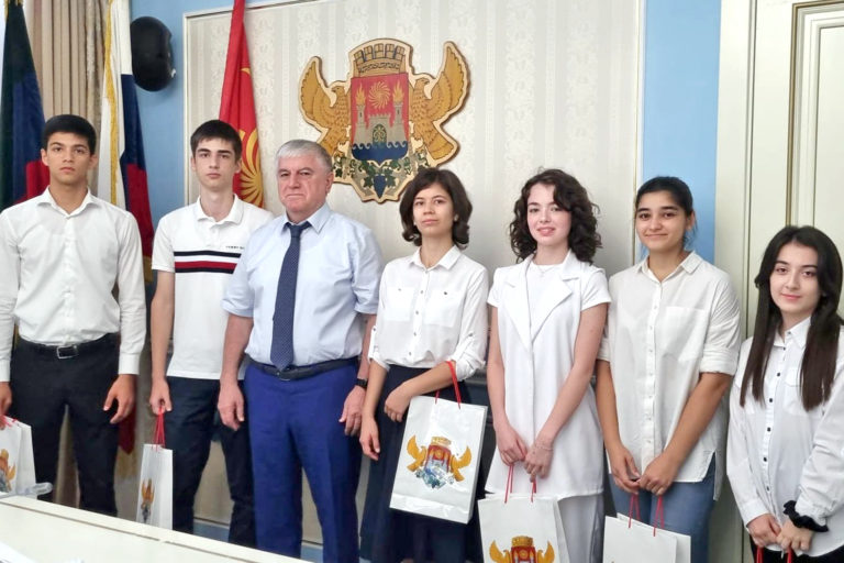 Мэр Махачкалы встретился с выпускниками махачкалинских школ, набравшими 100 баллов на ЕГЭ