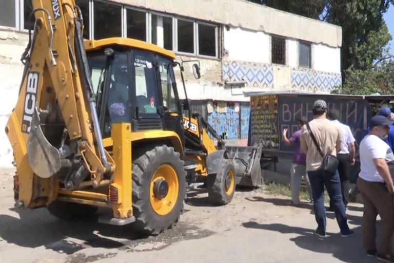 В столице демонтировали 22 незаконных объекта