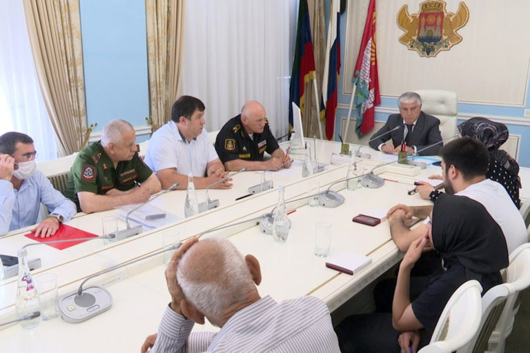Юсуп Умавов вручил ордена Мужества родным погибших военнослужащих