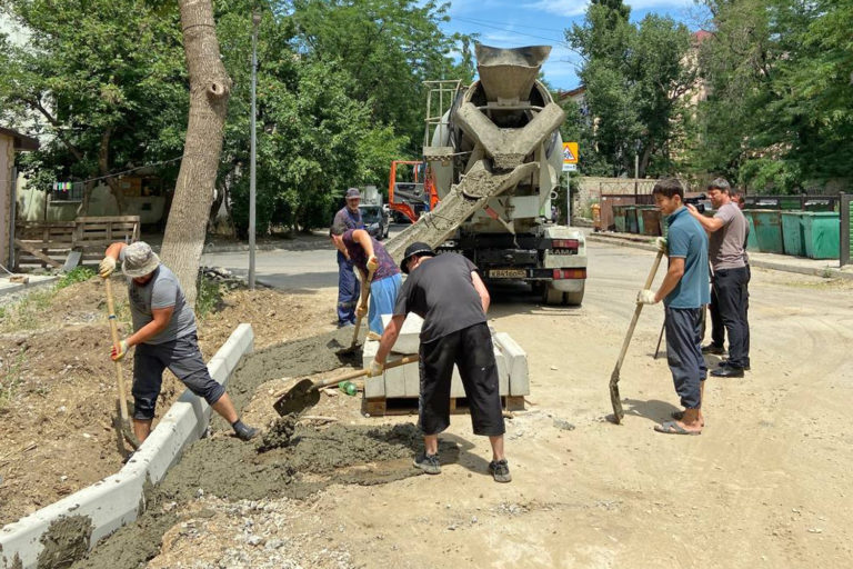 Продолжается благоустройство дворовых территорий