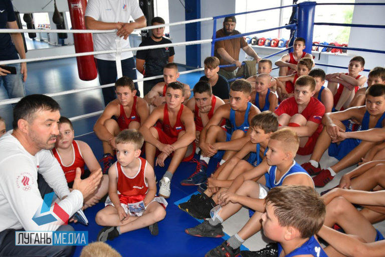 Спортсмены из Дагестана провели мастер-классы для детей Луганска