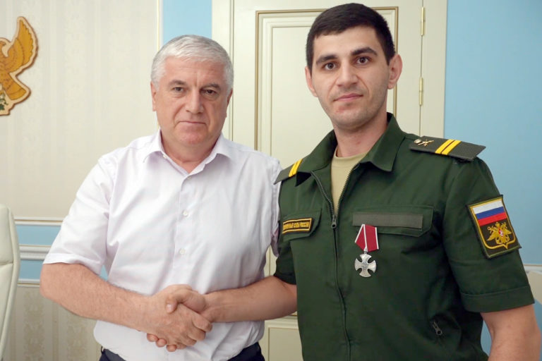 Юсуп Умавов вручил ключи от новых квартир сиротам – участникам СВО
