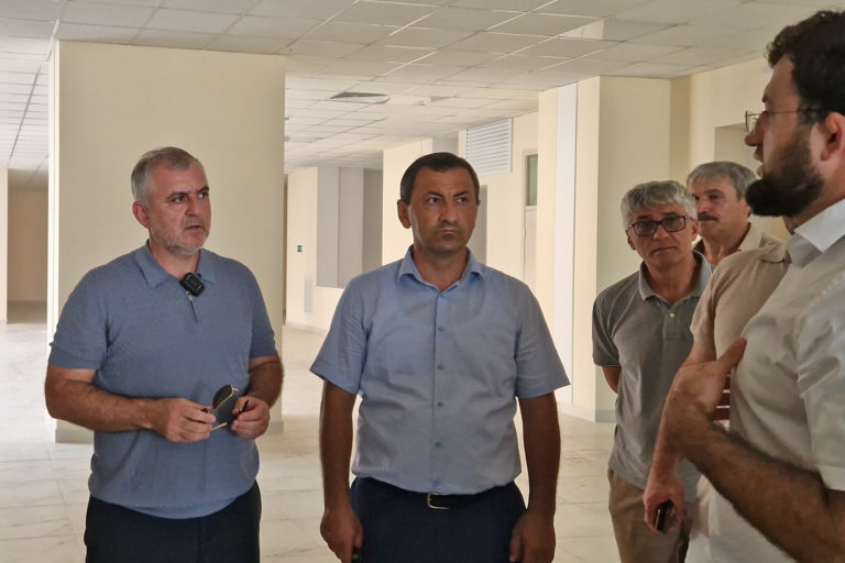 Депутаты проинспектировали строительство школы
