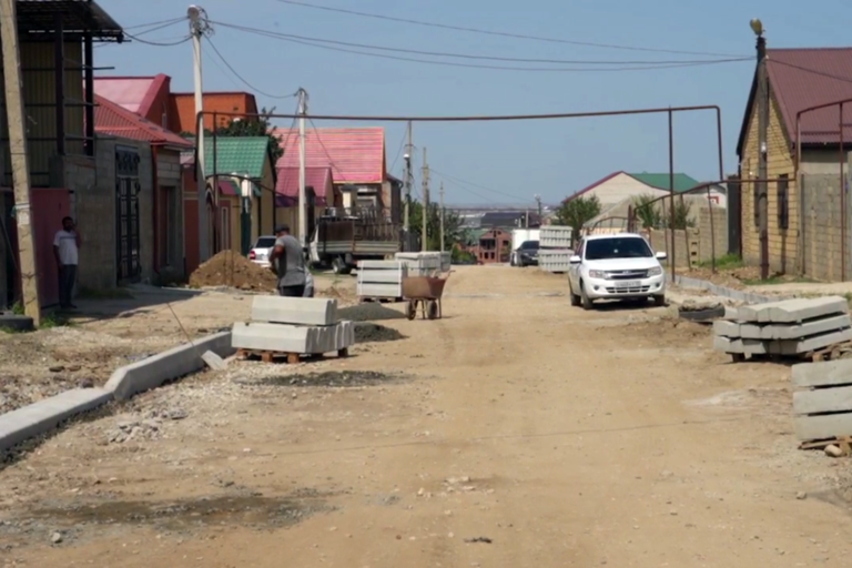 В Семендере устанавливают бордюрный камень
