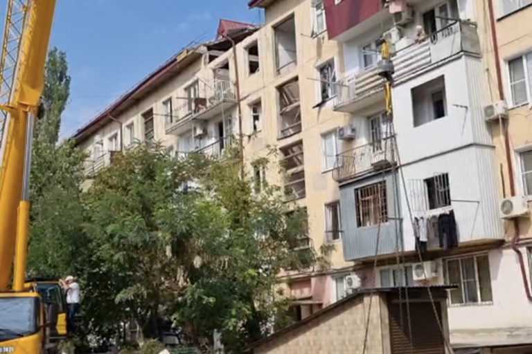 В Махачкале ремонтируют жилой дом, пострадавший в результате взрыва