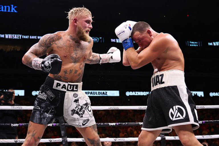 Звезда YouTube победил бывшего бойца UFC в боксерском поединке